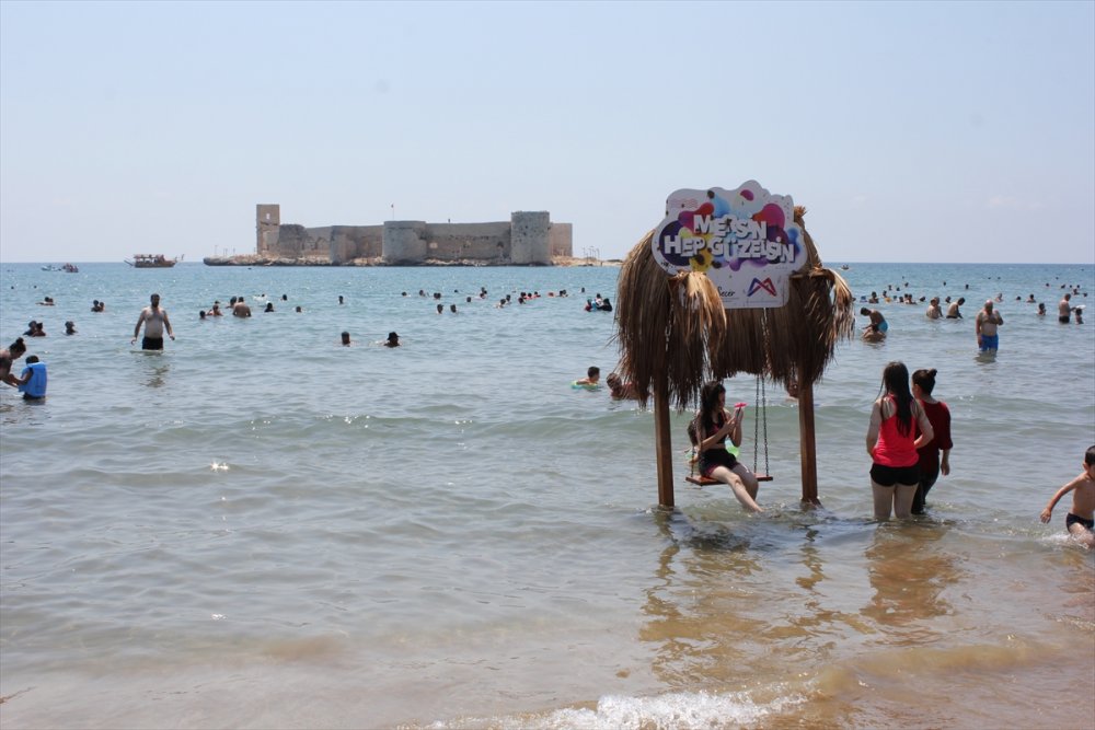 Mersin'de Sıcak Havadan Bunalanlar Denize Koştu