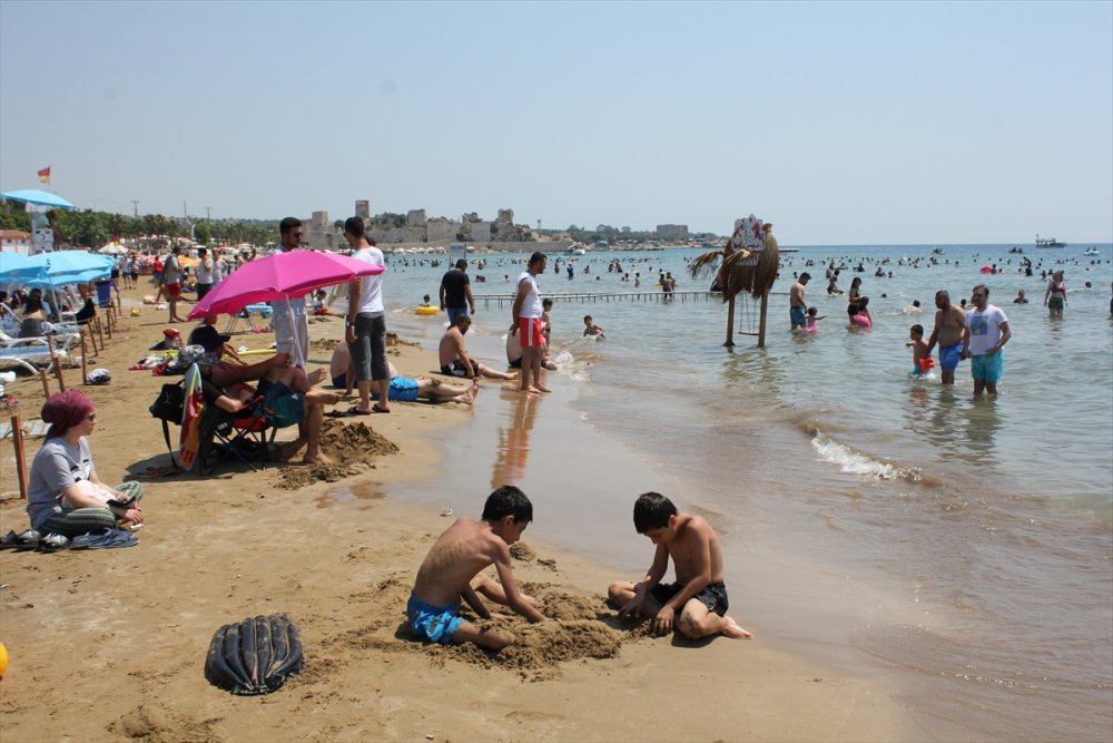 Mersin'de Sıcak Havadan Bunalanlar Denize Koştu
