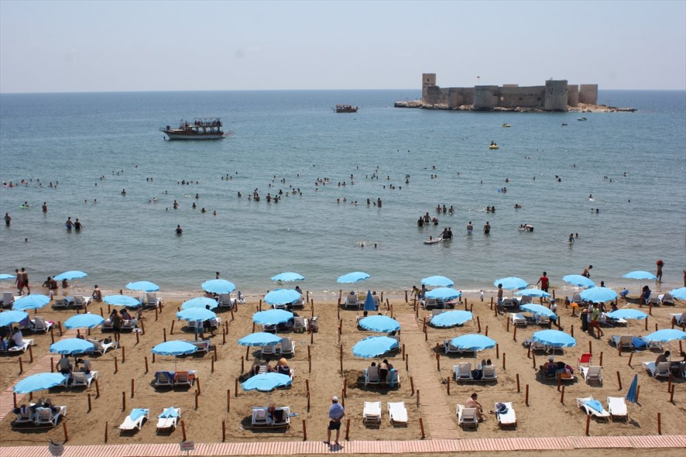 Mersin'de Sıcak Havadan Bunalanlar Denize Koştu