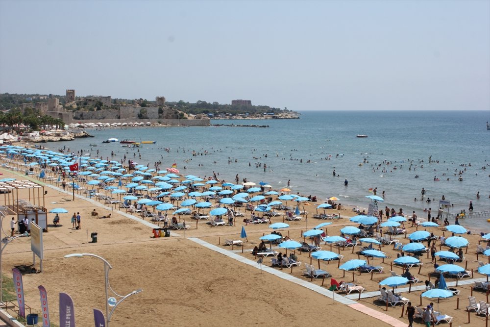 Mersin'de Sıcak Havadan Bunalanlar Denize Koştu