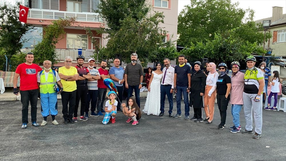 Konyalı Çiftin Düğün Konvoyuna Bisiklet Sürprizi