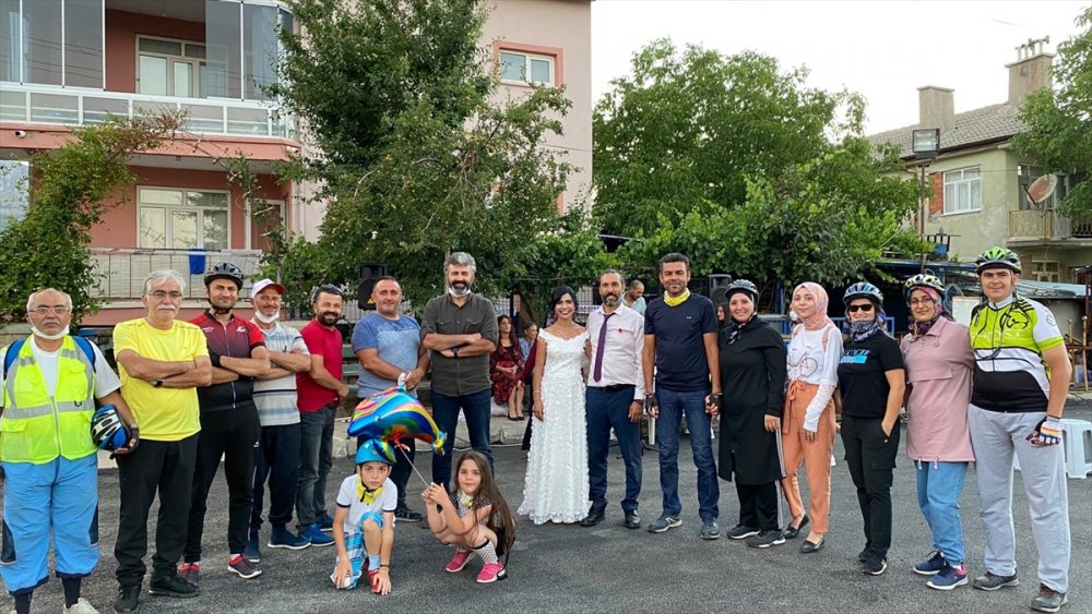 Konyalı Çiftin Düğün Konvoyuna Bisiklet Sürprizi