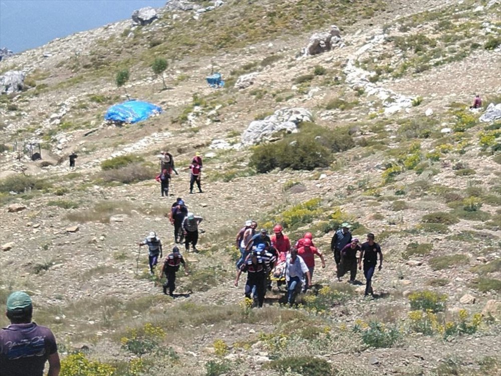 Antalya'da Uçuruma Düşen Çoban Kurtarıldı