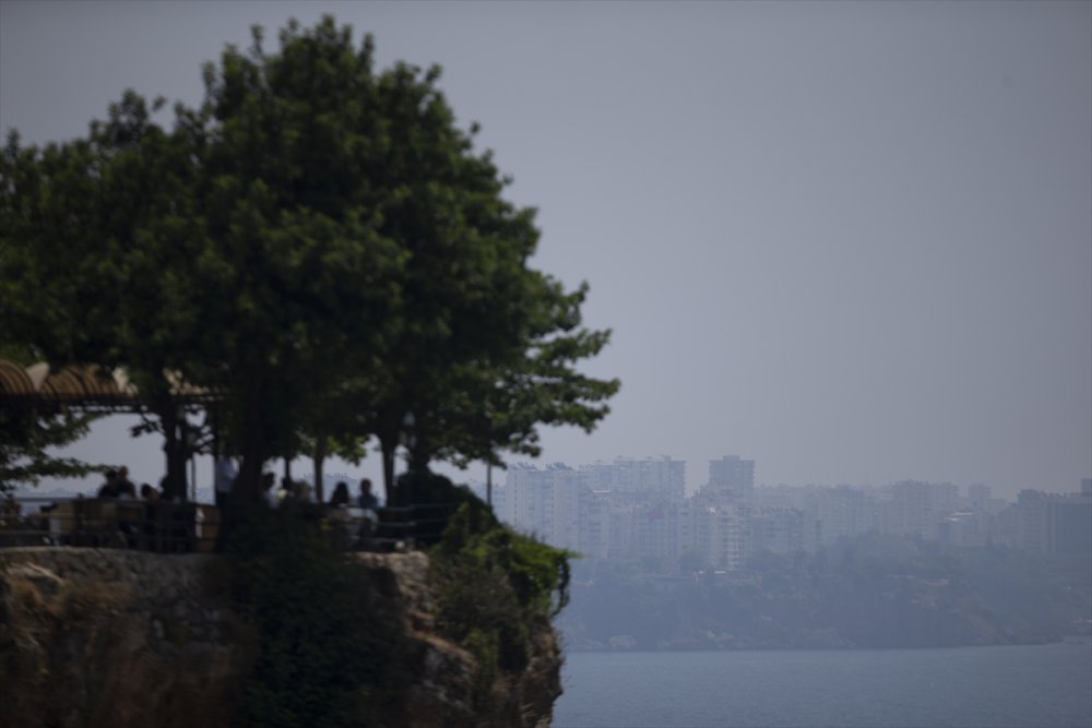 Antalya'da Sıcak Hava Ve Yüksek Nem Bunaltıyor