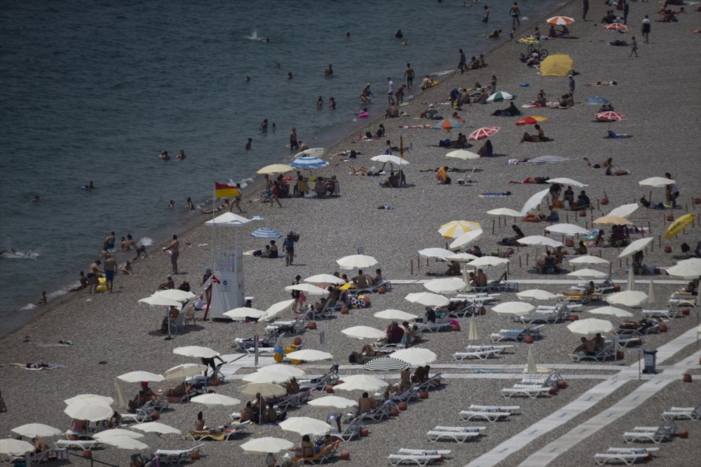Antalya'da Sıcak Hava Ve Yüksek Nem Bunaltıyor
