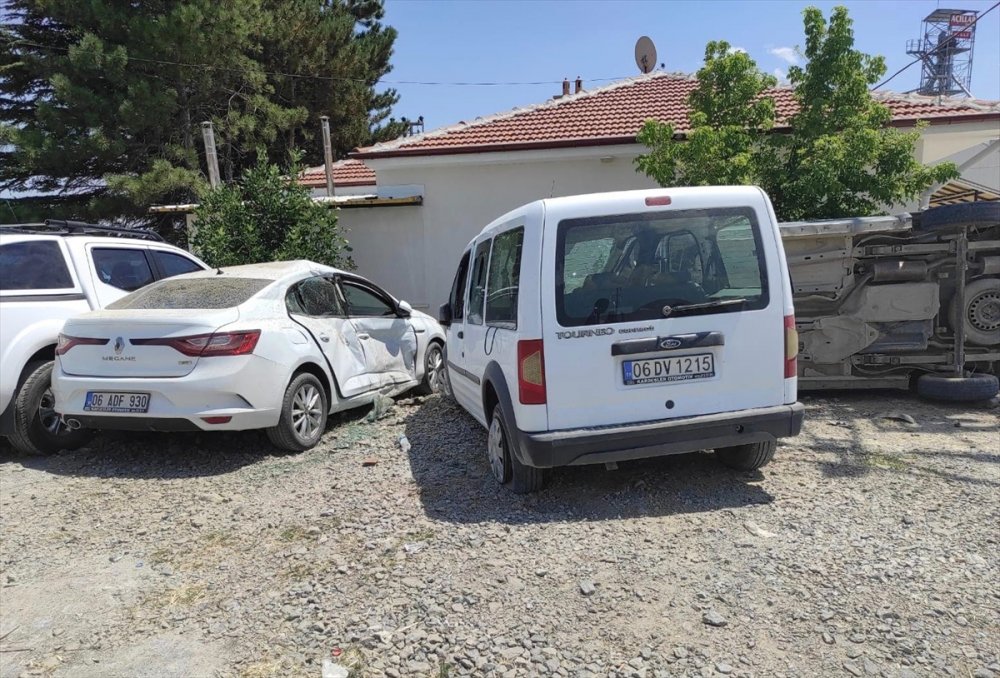 Konya'da Devrilen Hafif Ticari Aracın Sürücüsü Yaralandı