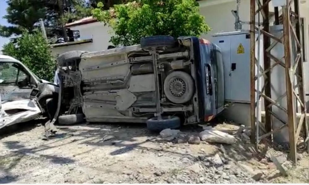Konya'da Devrilen Hafif Ticari Aracın Sürücüsü Yaralandı