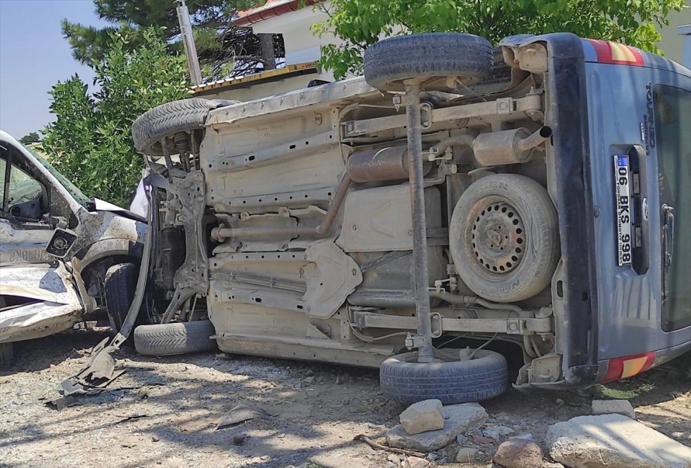 Konya'da Devrilen Hafif Ticari Aracın Sürücüsü Yaralandı