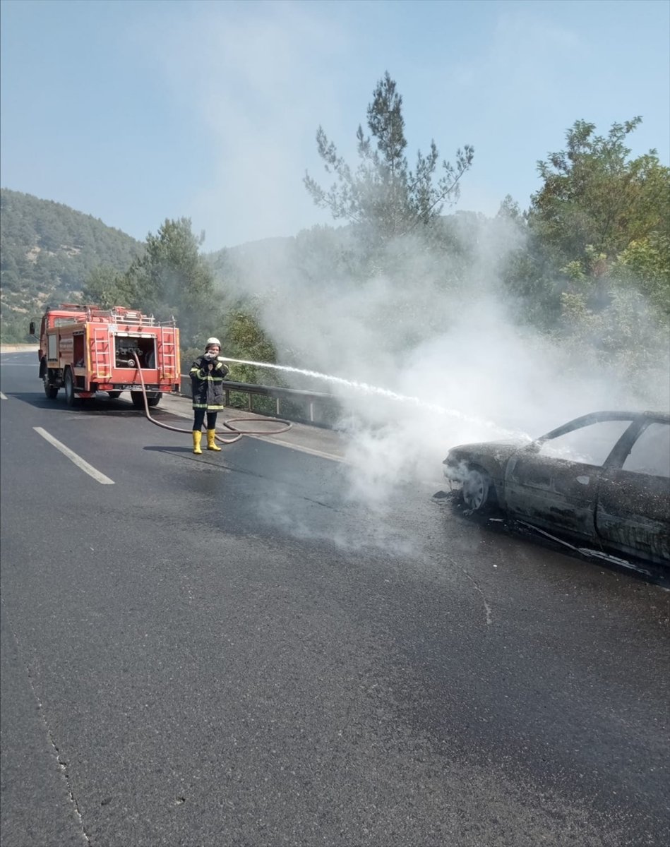 Tarsus'ta Seyir Halindeki Araç Alev Aldı