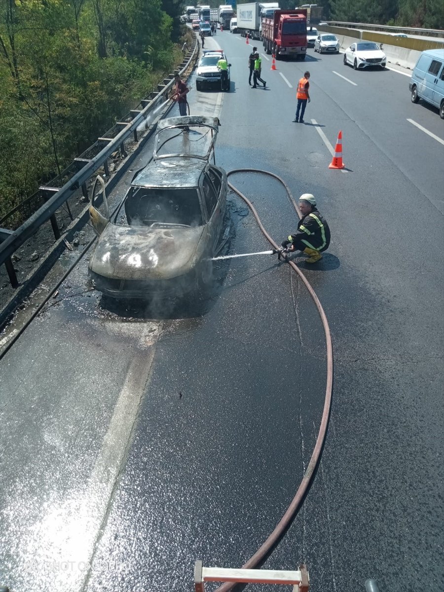Tarsus'ta Seyir Halindeki Araç Alev Aldı