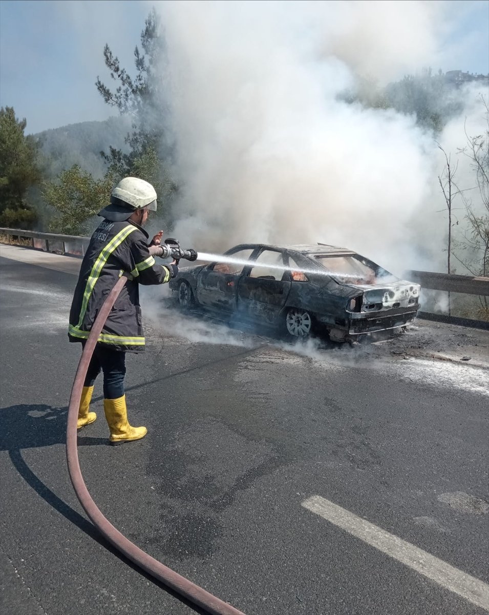 Tarsus'ta Seyir Halindeki Araç Alev Aldı
