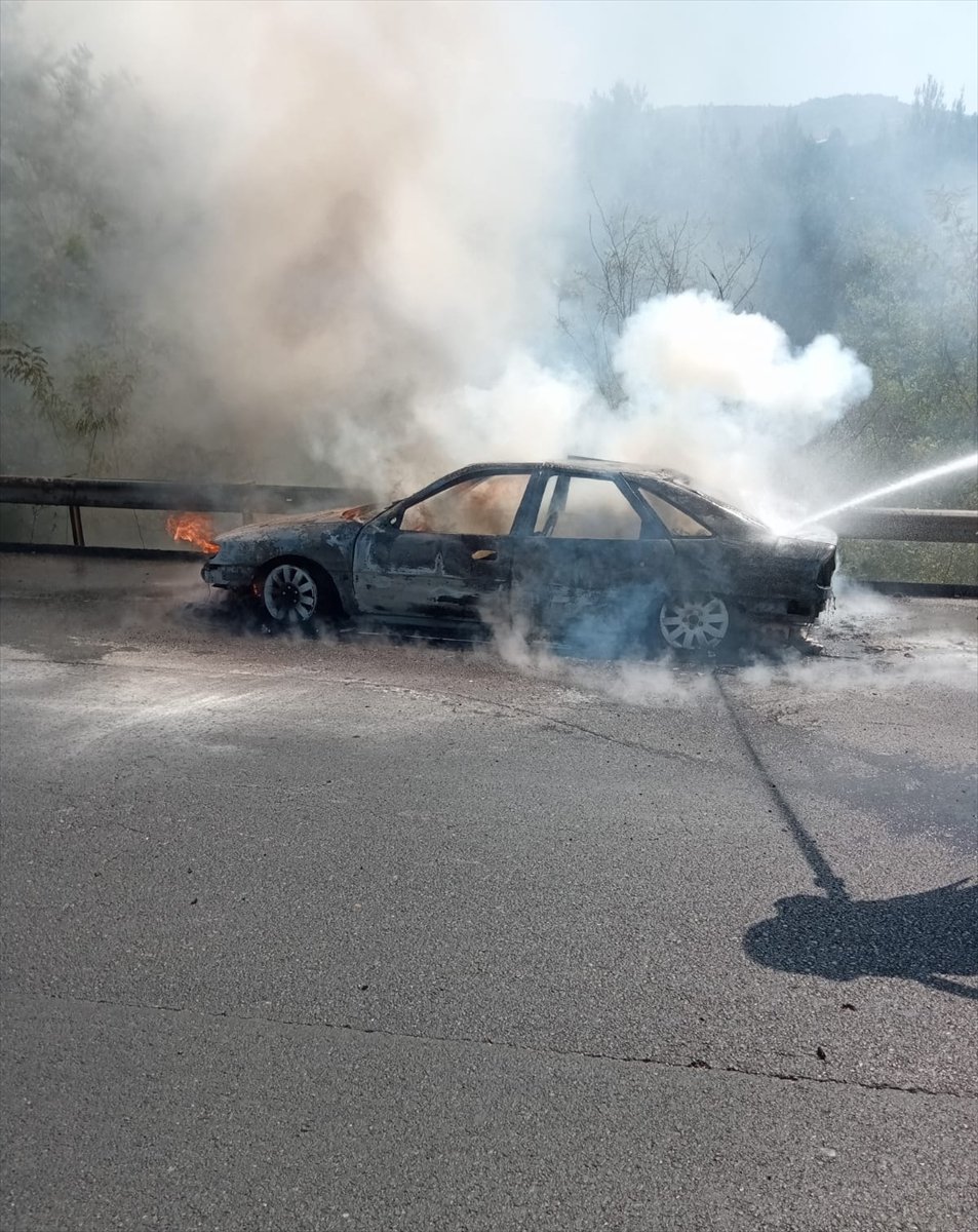 Tarsus'ta Seyir Halindeki Araç Alev Aldı