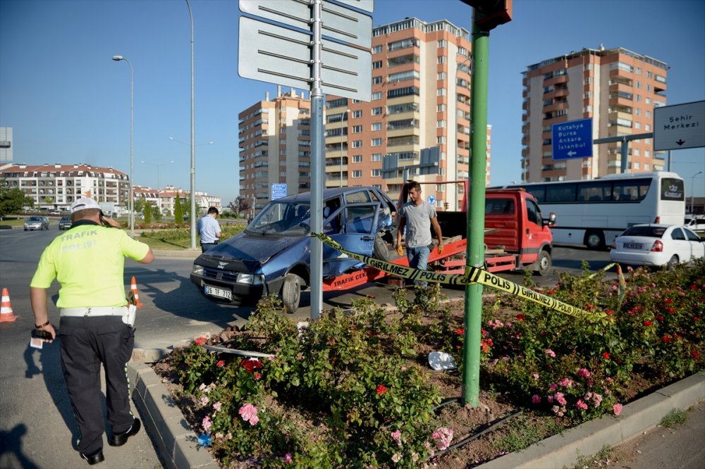 Eskişehir'de Minibüsle Çarpışan Otomobilin Sürücüsü Öldü