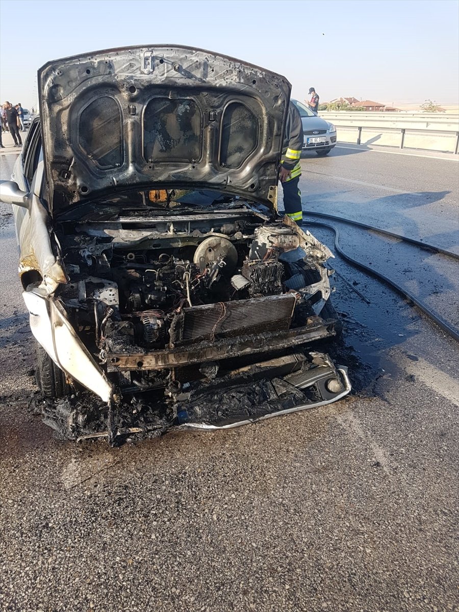 Konya’da Seyir Halindeki Otomobil Yandı