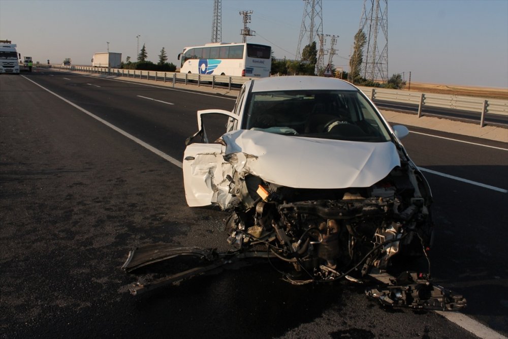 Aksaray'da otomobil tıra çarptı: 2 yaralı