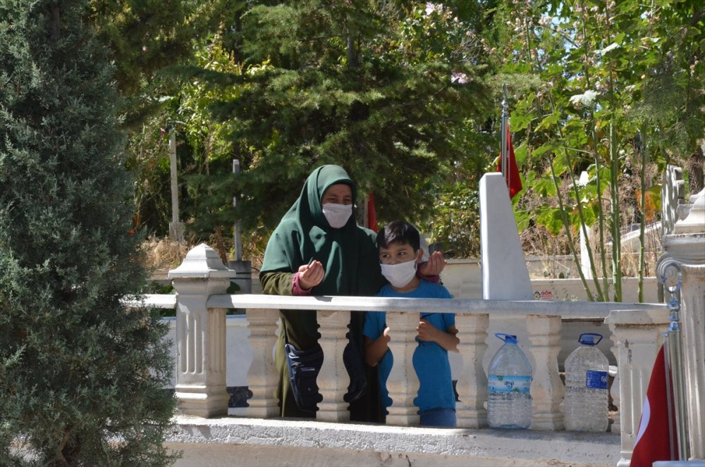 Karaman'da Arefe Gününde Şehitlik Ziyareti