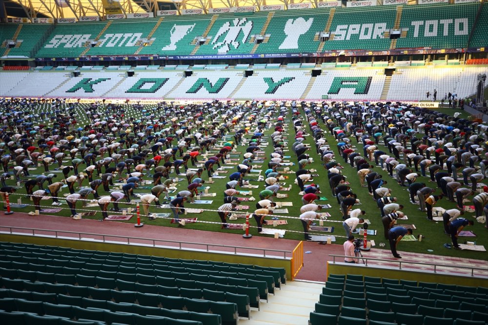 Vatandaşlar Bayram Namazı İçin Secdeye Gitti