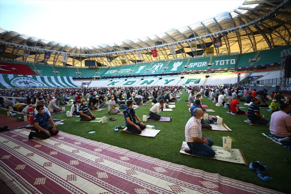 Vatandaşlar Bayram Namazı İçin Secdeye Gitti