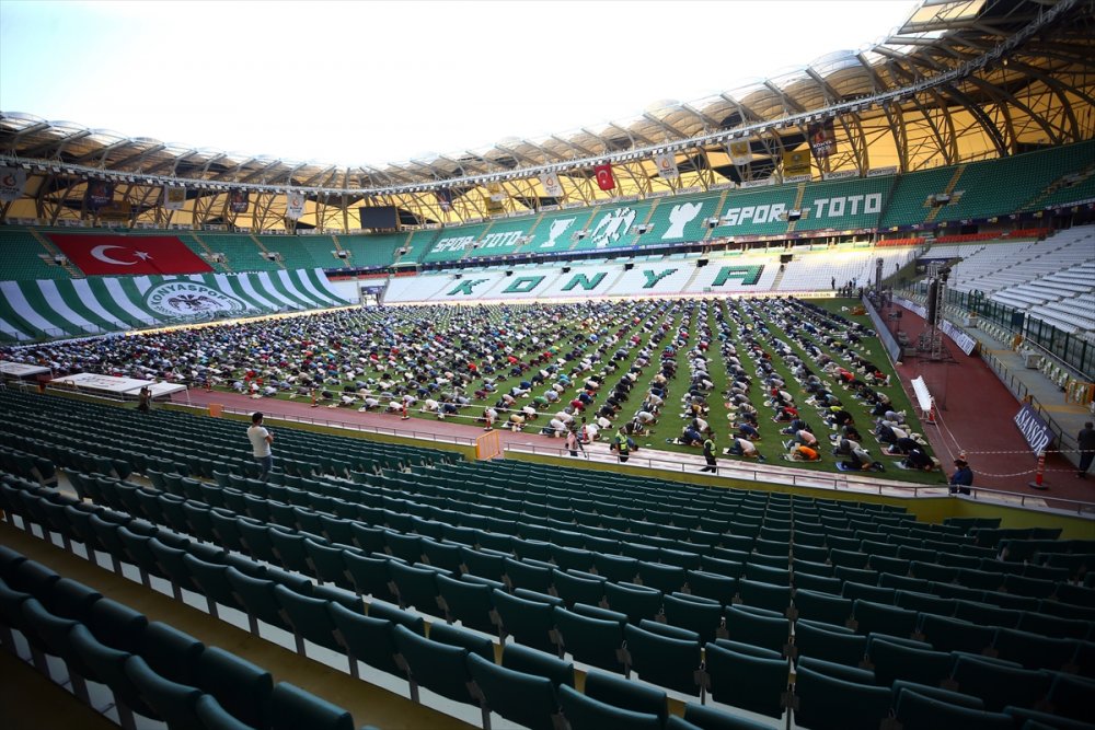 Vatandaşlar Bayram Namazı İçin Secdeye Gitti