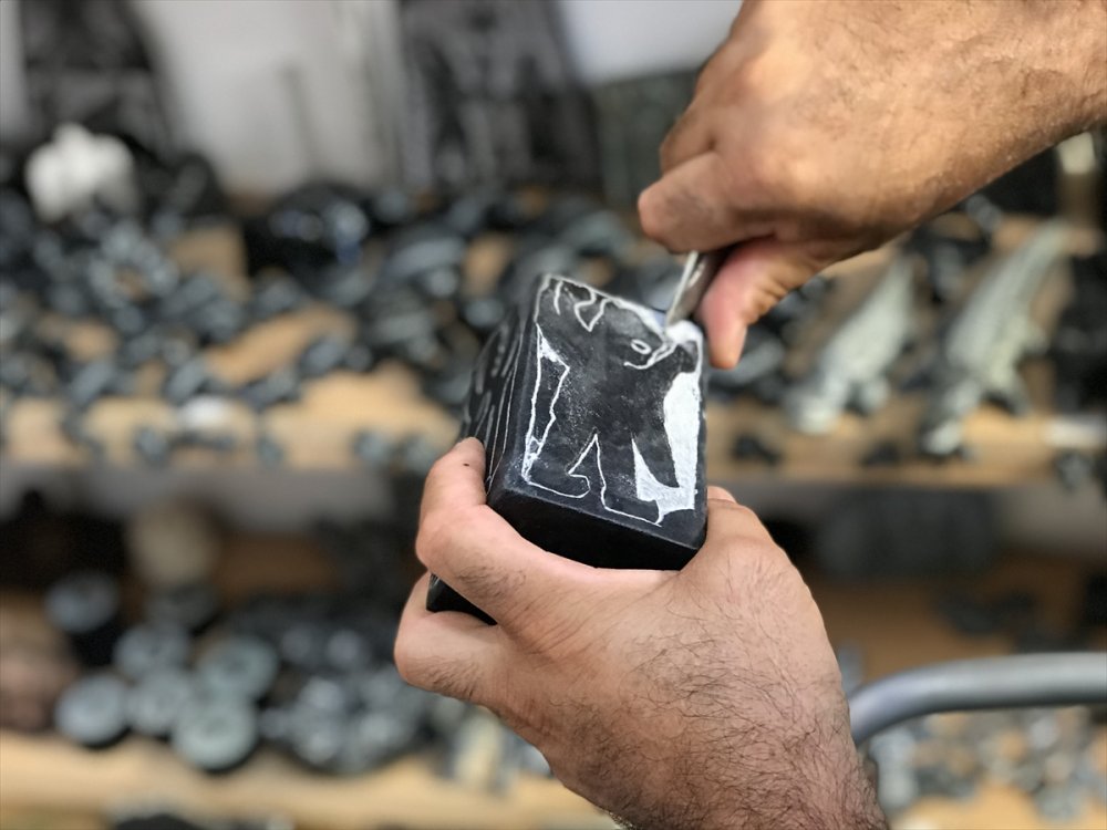 Arif Usta İşlediği Taşlara Değer Katıyor