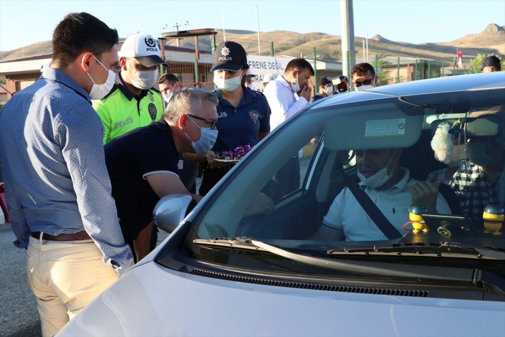 Niğde Valisi Yılmaz Şimşek'ten Sürücülere Çikolatalı Uyarı