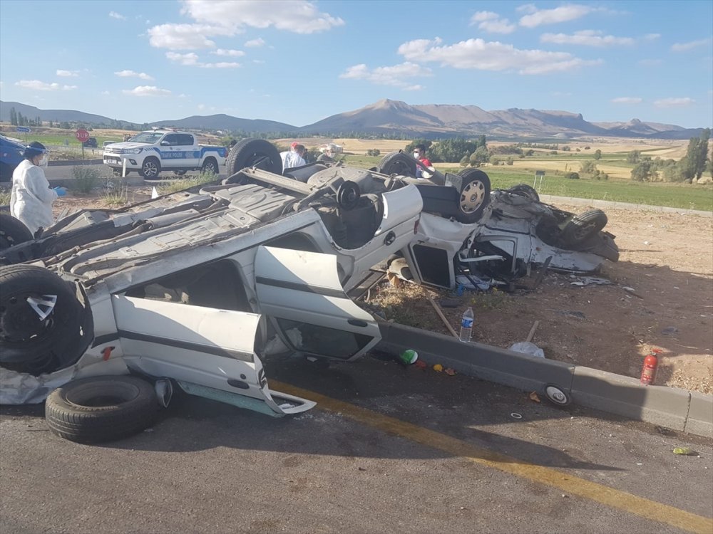 Kayseri'de İki Otomobil Çarpıştı: 1 Ölü, 9 Yaralı