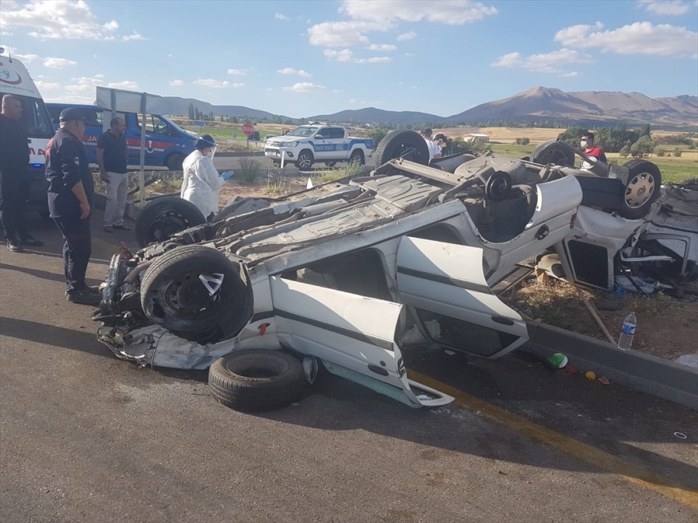 Kayseri'de İki Otomobil Çarpıştı: 1 Ölü, 9 Yaralı