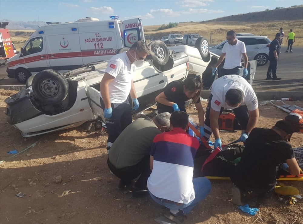 Kayseri'de İki Otomobil Çarpıştı: 1 Ölü, 9 Yaralı