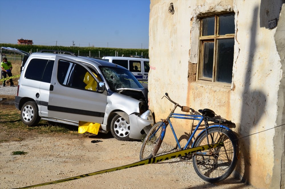Konya'da Kontrolden Çıkan Araç Eve Çarptı: Bir Ölü