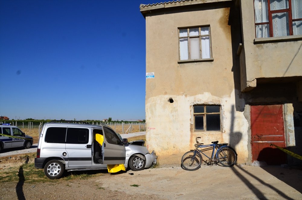 Konya'da Kontrolden Çıkan Araç Eve Çarptı: Bir Ölü
