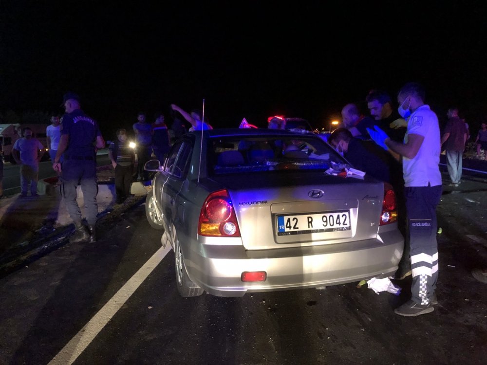 Antalya'da İki Otomobil Çarpıştı: 8 Yaralı