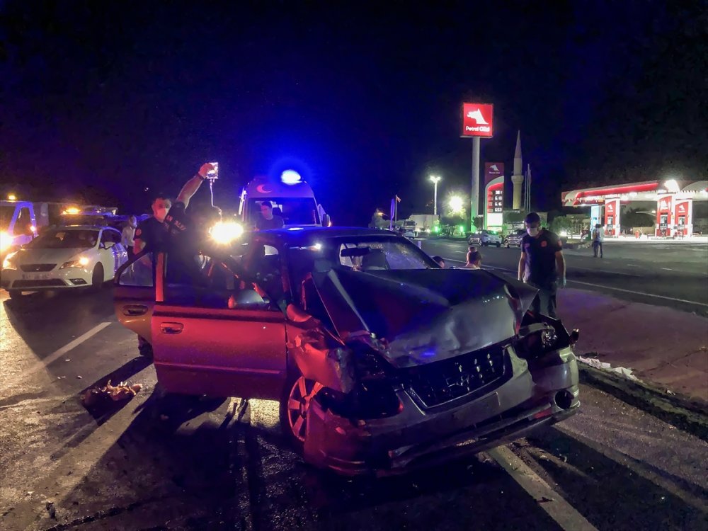 Antalya'da İki Otomobil Çarpıştı: 8 Yaralı