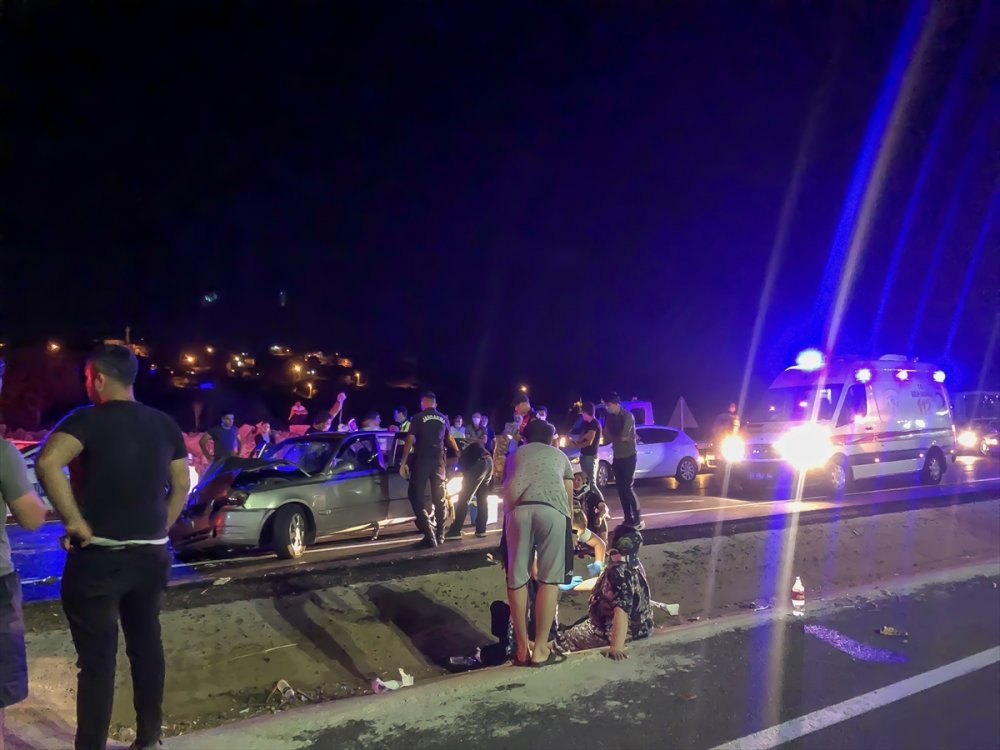 Antalya'da İki Otomobil Çarpıştı: 8 Yaralı