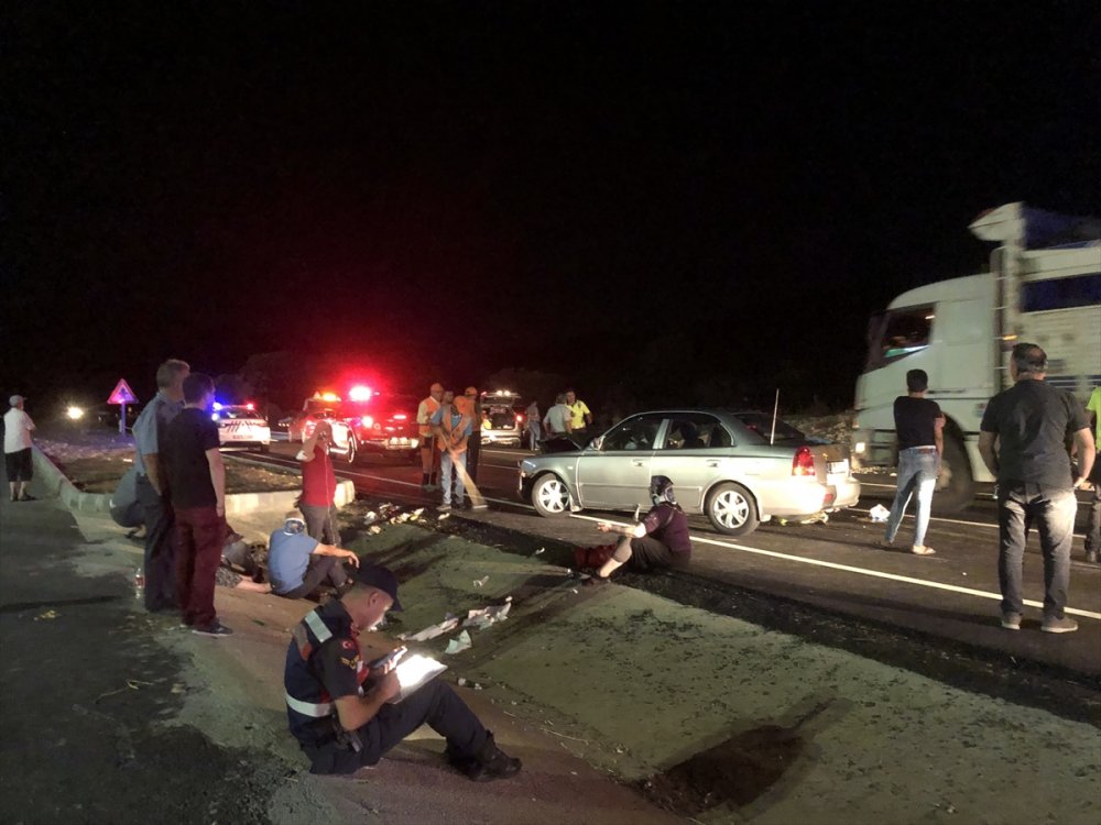 Antalya'da İki Otomobil Çarpıştı: 8 Yaralı