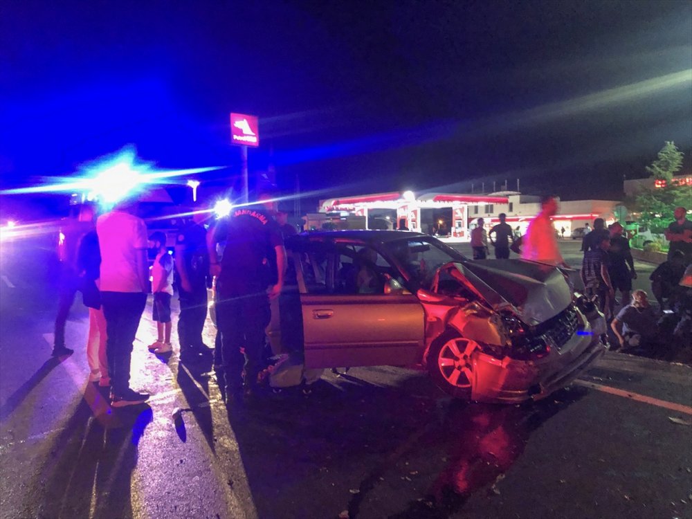 Antalya'da İki Otomobil Çarpıştı: 8 Yaralı