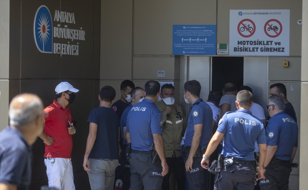Antalya'da Asansör Boşluğunda Erkek Cesedi Bulundu