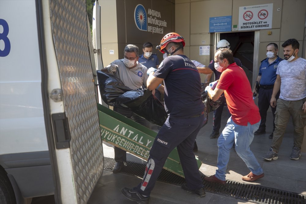 Antalya'da Asansör Boşluğunda Erkek Cesedi Bulundu