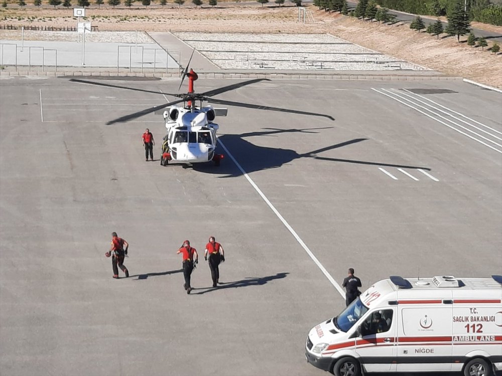 Demirkazık'ta Rahatsızlanan Dağcı Helikopterle Kurtarıldı