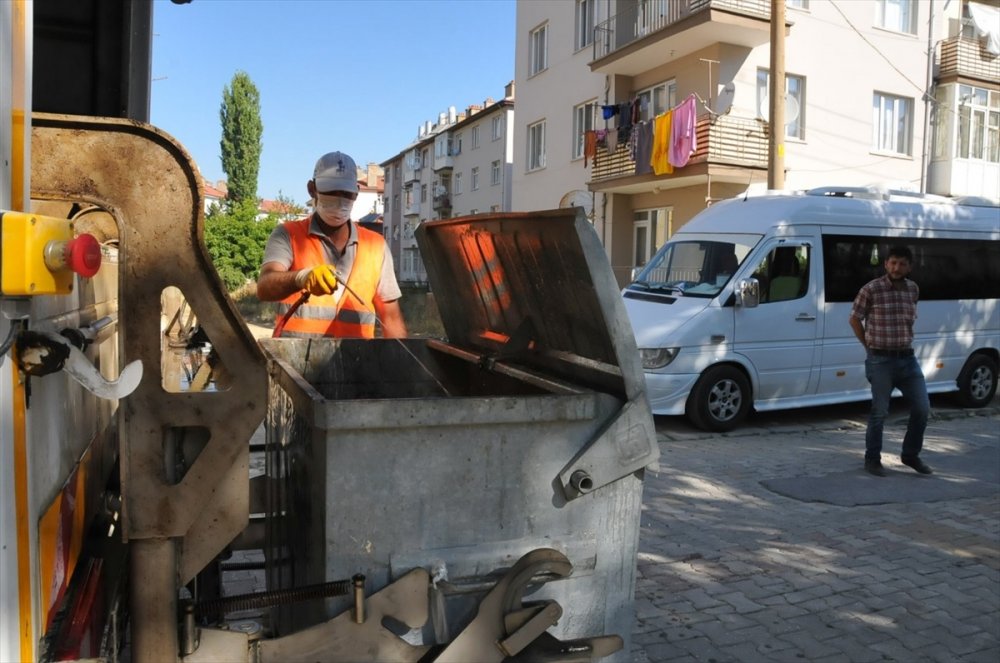 Akşehir'de Çöp Konteynerleri Dezenfekte Ediliyor