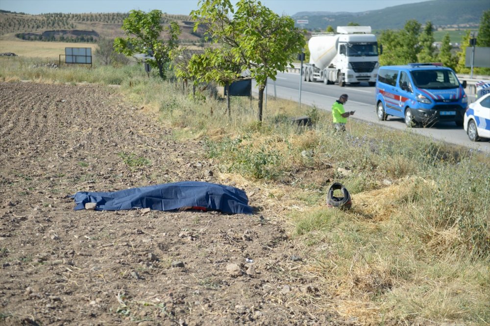 Eskişehir'de Devrilen Motosikletin Sürücüsü Öldü