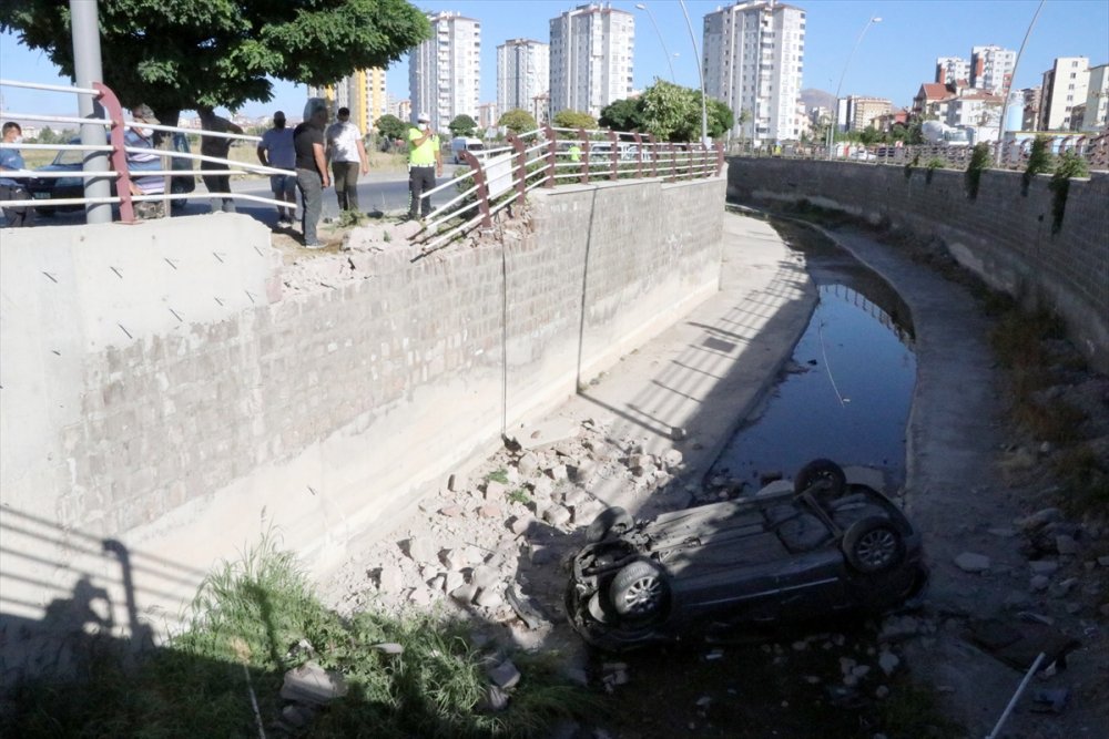 Kayseri'de Otomobil Kanala Devrildi: 2 Yaralı