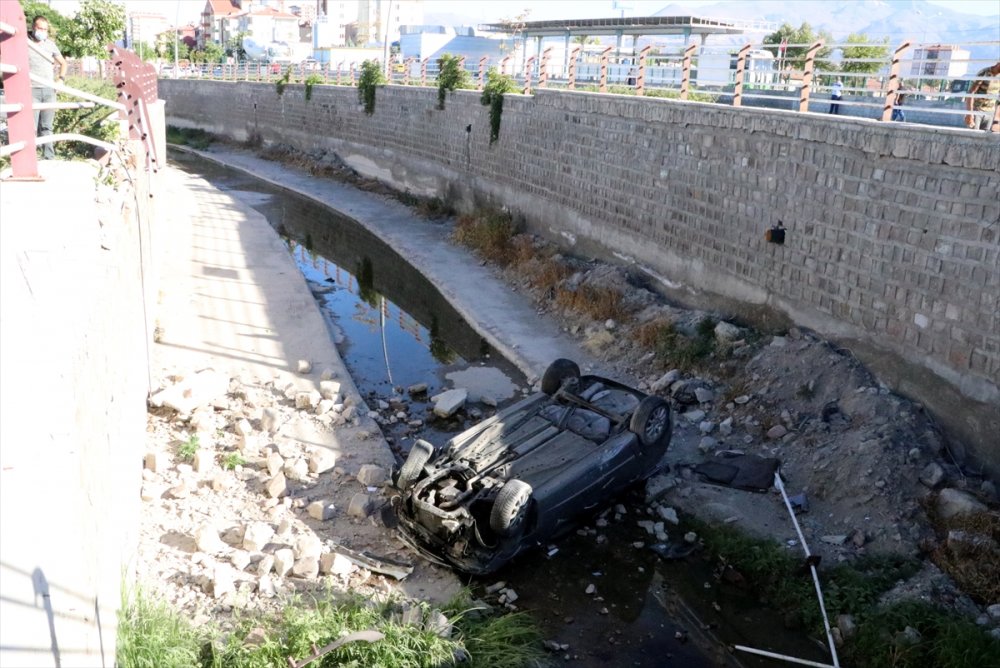 Kayseri'de Otomobil Kanala Devrildi: 2 Yaralı