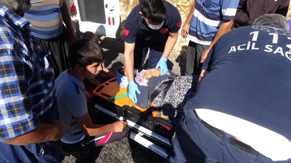 Mersin'de Devrilen Kamyonetteki 2 Kişi Yaralandı
