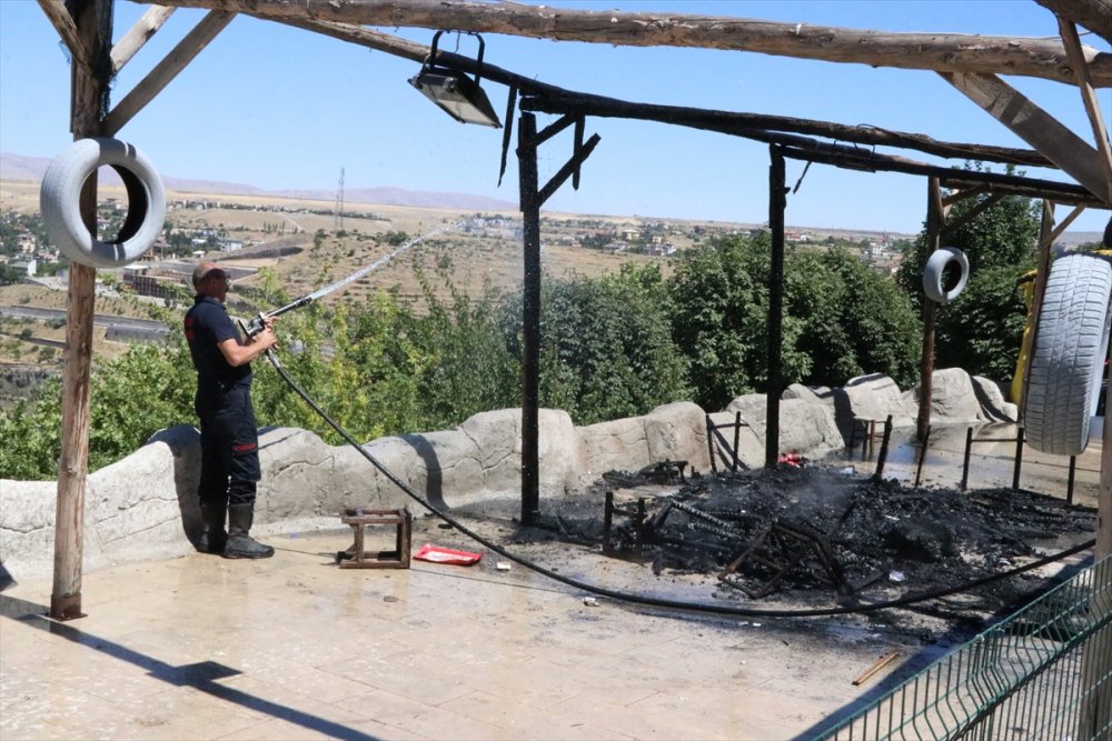 Mesire Alanında İşlettiği Kafeyi Ateşe Verdi