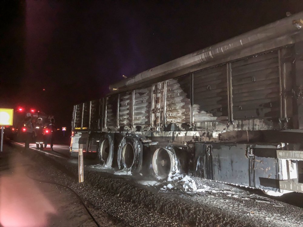 Konya Antalya Yolunda Tır Dorsesi Alev Aldı