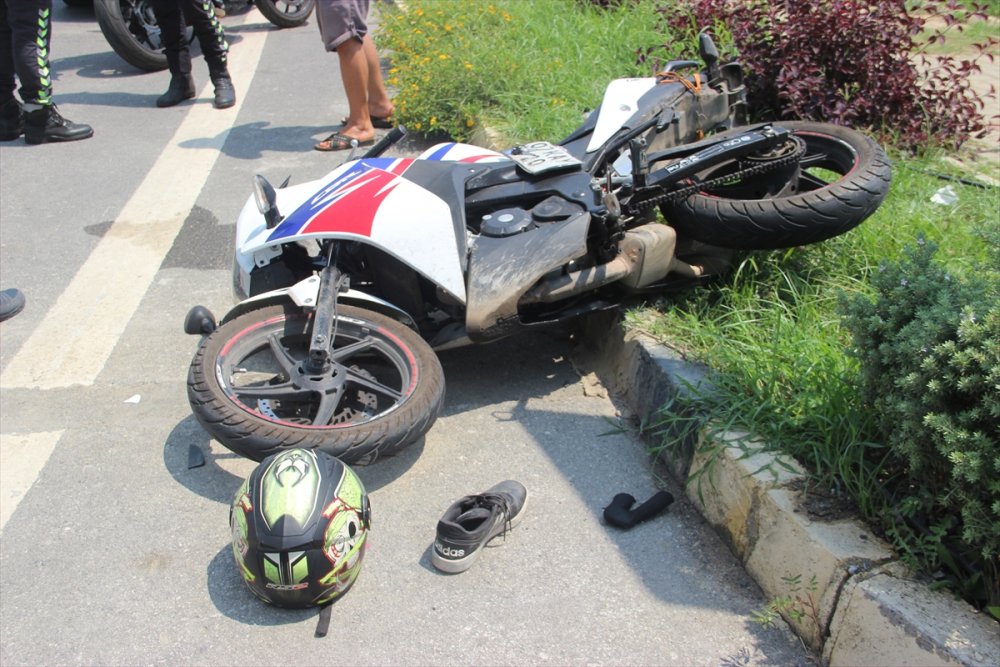 Alanya'da Otomobille Çarpışan Motosikletin Sürücüsü Ağır Yaralandı