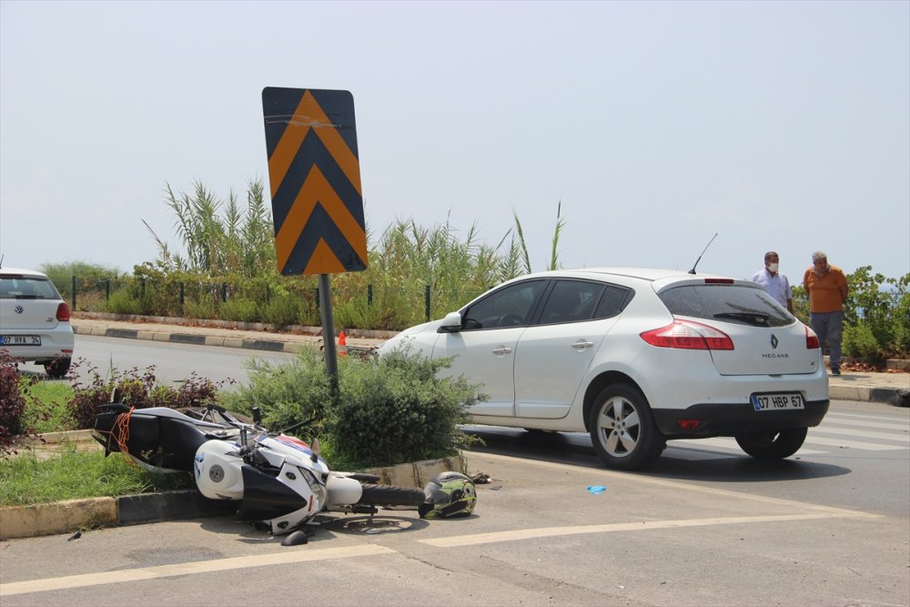Alanya'da Otomobille Çarpışan Motosikletin Sürücüsü Ağır Yaralandı