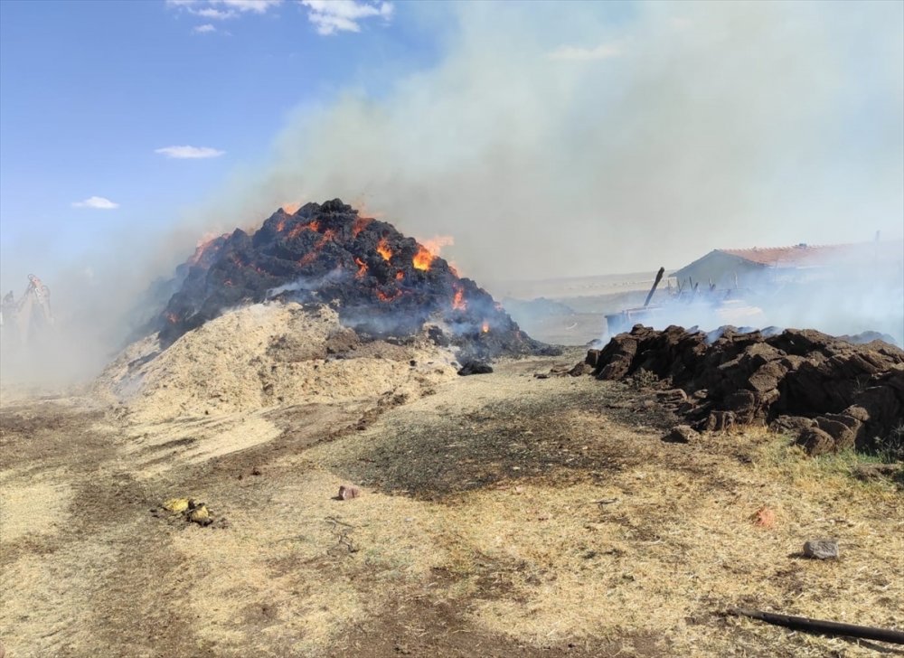 Konya'da Çıkan Yangında 10 Bin Saman Balyası Yandı