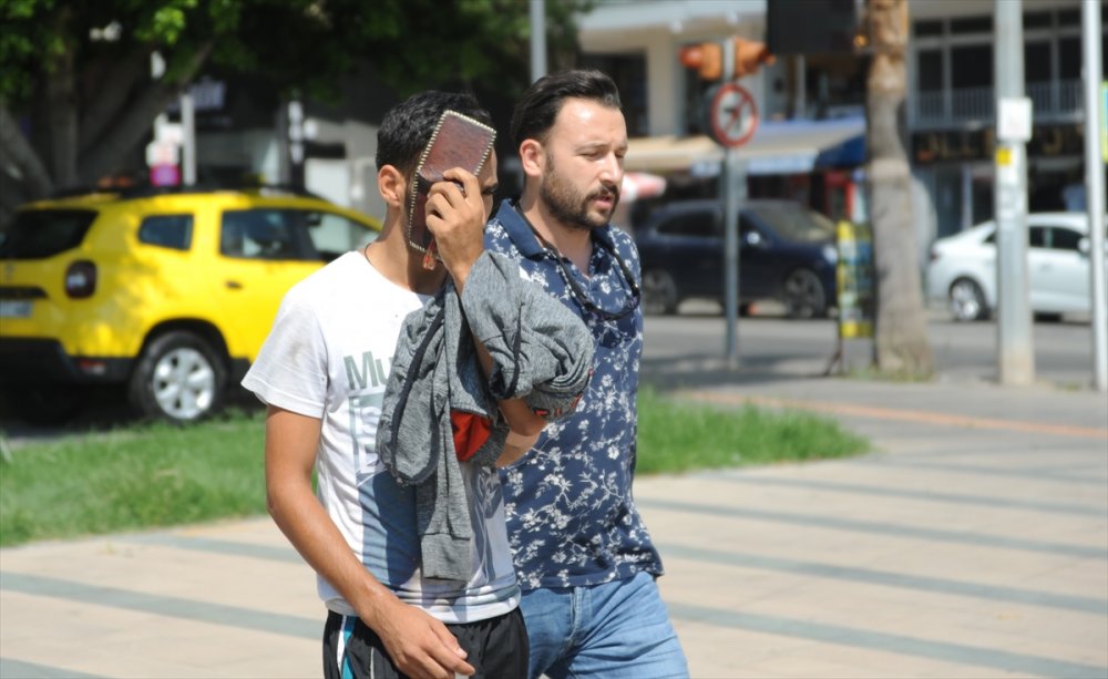 Antalya'da Polisi Görünce Kaçan 2 Kişi Kovalamaca Sonucu Yakalandı