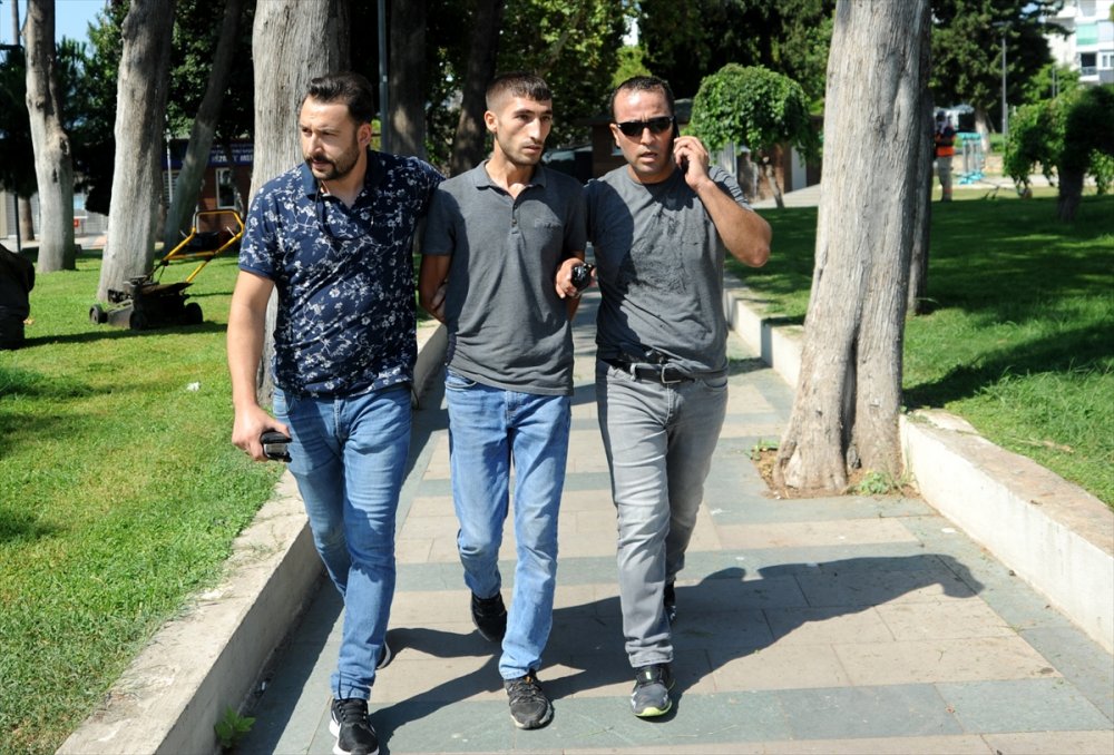 Antalya'da Polisi Görünce Kaçan 2 Kişi Kovalamaca Sonucu Yakalandı
